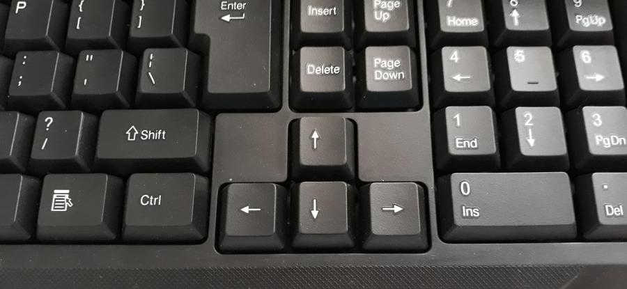Как поставить стрелку на клавиатуре